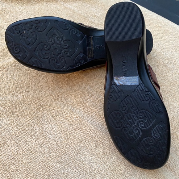 Women's Clarks Clogs Never worn. Size 9W. Wine. - Picture 3 of 5